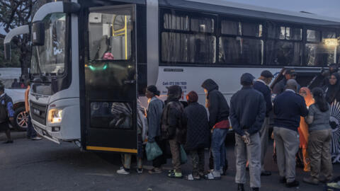 Des demandeurs d’asile et des réfugiés embarquent dans un bus à Durban, en Afrique du Sud, pour être relogés au Centre de rapatriement de Lindela dans la province du Gauteng, le 15 septembre 2026.