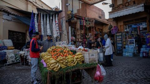 Un vendeur de fruits dans une rue de Marrakech, le 21 décembre 2025 (image d'illustration).