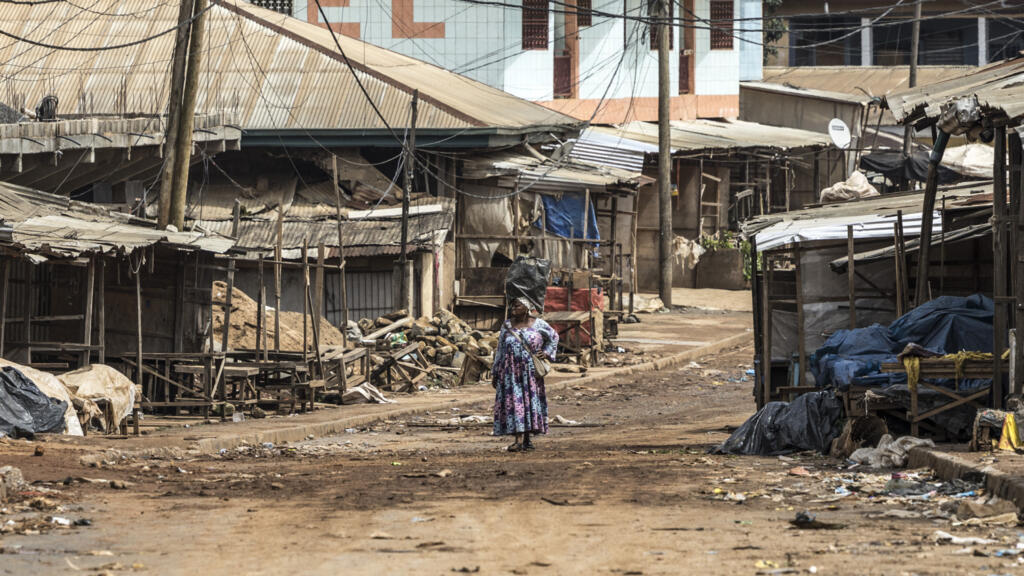 [Image d'illustration] Une femme dans une rue de Bamenda, en avril 2026.