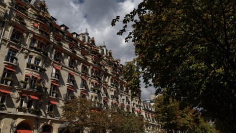 Cette photo, prise le 9 septembre 2026, montre la façade de l'hôtel de luxe Plaza Athénée à Paris.