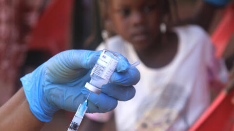 La diphtérie est une maladie qui peut être mortelle, mais peut être facilement soignée et prévenue, grâce notamment à un vaccin. Ici, un enfant se prépare à en recevoir une dose, le 22 novembre 2025.