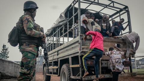 Un combattant du M23 observe un groupe de FDLR à Goma, le 10 mai 2025.