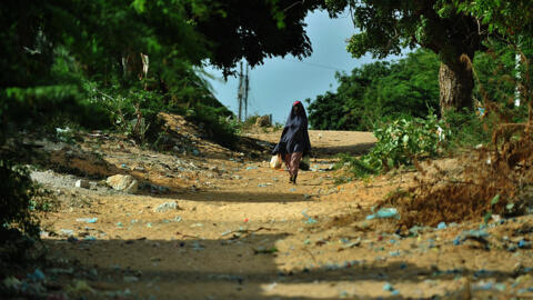 Un habitant dans les rues de Mogadiscio, capitale somalienne. (Image d'illustration)