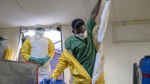 Un professionnel de santé simule les protocoles de sécurité lors d’une formation organisée par l’organisation Médecins Sans Frontières (MSF) afin de renforcer les capacités régionales d’intervention d’urgence face à Ebola en RDC, à Ongata Rongai, au Kenya, le 10 juillet 2026. (Image d'illustration)