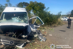 У передмісті Одеси мікроавтобус врізався у відбійник: є загибла та поранені