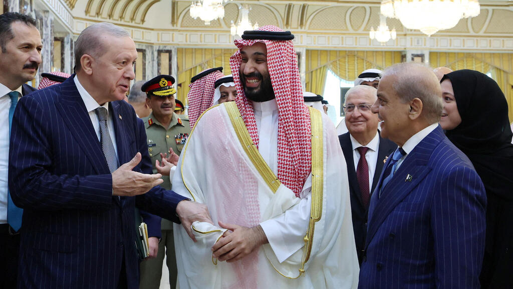Saudi Crown Prince Mohammed bin Salman, Turkish President Recep Tayyip Erdogan and Pakistani Prime Minister Shehbaz Sharif (Photo: Murat Cetinmuhurdar/Turkish Presidential Press Office/Handout via REUTERS) חתימת ההסכם בין סעודיה, פקיסטן וטורקיה