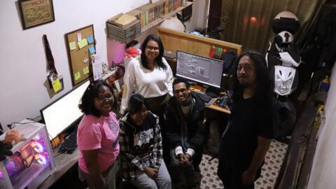 L'équipe de création de Kalanoro pose dans le garage où le jeu-vidéo a vu le jour, dans le quartier d'Ankadindramamy à Antananarivo, le lundi 3 août 2026.