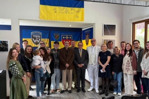 Посольство в Чилі представило експозицію про війну та опір українців