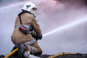 У Києві внаслідок падіння уламків пожежа на території нежитлової будівлі
