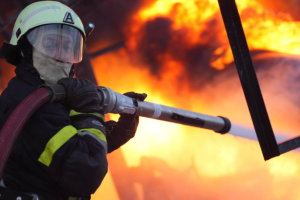 У Києві внаслідок падіння уламків дрона пожежа у житловому будинку