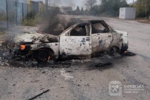 На Харківщині росіяни вдарили дроном по цивільному автомобілю, двоє поранених