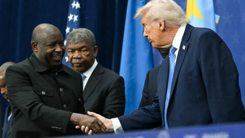 Le président burundais Evariste Ndayishimiye serre la main du président américain Donald Trump, à l’Institut américain pour la paix à Washington DC, le 4 décembre 2025.