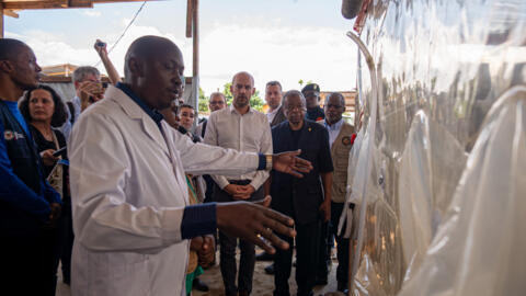Jean-Noël Barrot, ministre français des Affaires étrangères, visite le centre de traitement Ebola de Rwanpara à Bunia, le 3 octobre 2026.
