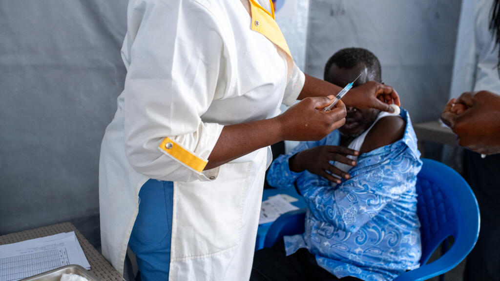 Un professionnel de santé s'apprête à administrer un vaccin mis au point contre une souche du virus Ebola au laboratoire provincial d'Ituri, dans la province du nord-est de la République démocratique du Congo, le 19 septembre 2026.