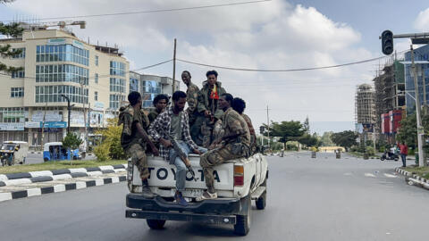 Des membres de la Force de paix du Tigré (TPF) pro-gouvernementale éthiopienne patrouillant dans les rues de Mekelle, tandis que les forces fédérales et alliées éthiopiennes entrent dans la capitale du Tigré, Mekele, le 4 octobre 2026.