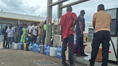 Des Gabonais attendent de pouvoir avoir du gasoil dans une station-service de Libreville, le 4 octobre 2026.