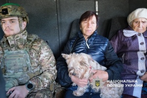 «Білі янголи» у пошкодженому автомобілі евакуювали з Краматорської громади п’ятьох людей