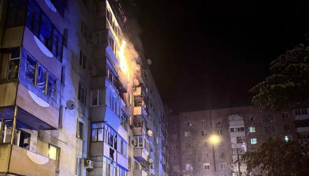 Російський дрон влучив у багатоповерхівку в Запоріжжі - є постраждалі, горять квартири