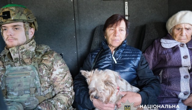 «Білі янголи» у пошкодженому автомобілі евакуювали з Краматорської громади п’ятьох людей