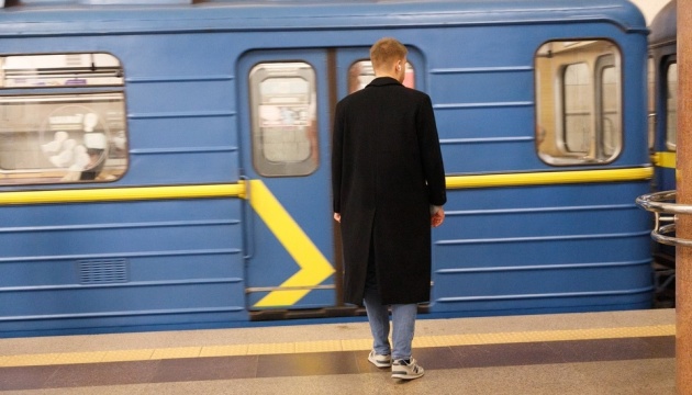 У години пік поїзди «зеленої» лінії столичного метро курсують за спеціальним графіком