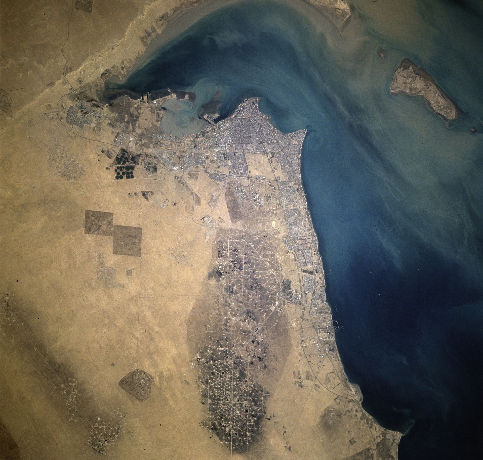 STS080-733-021 Kuwait City, Al Burqan Oil Field, Kuwait November 1996, NASA Photo ID STS080-733-21