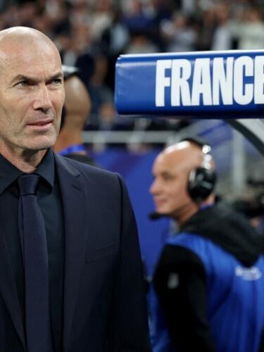Zinédine Zidane received a warm welcome on his debut at the Stade de France as manager of the French national team.