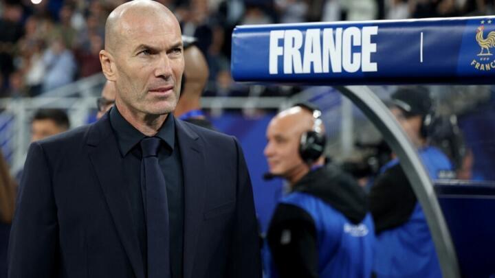 Zinédine Zidane received a warm welcome on his debut at the Stade de France as manager of the French national team.