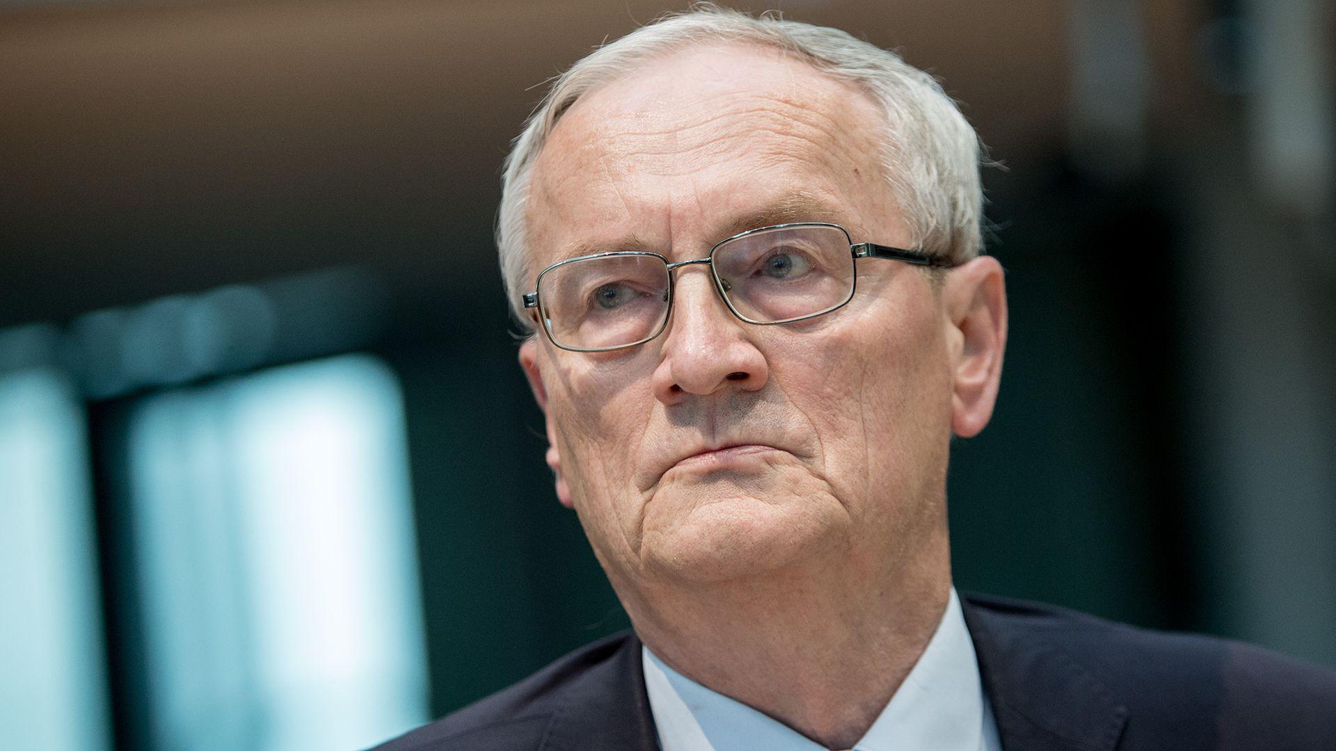 August Hanning in Berlín in 2015. He is wearing a suit and looking forward.