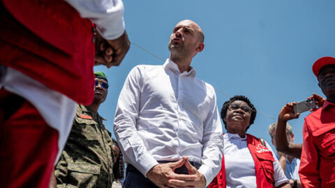 Le ministre français de l'Europe et des affaires étrangères, Jean-Noël Barrot, s'entretenant avec des professionnels de santé de la Croix-Rouge lors de sa visite au centre de traitement d'Ebola de Rwampara, à Bunia, dans la province de l'Ituri, en République démocratique du Congo, le 3 octobre 2026.