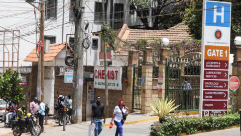 Des passants devant l'hôpital de Nairobi, au Kenya, le 6 octobre 2026, où le patient atteint d'Ebola avait été admis avant d'y décéder.