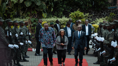 Une délégation de facilitateurs de l'Union africaine, menée notamment par l'ancien président kényan Uhuru Kenyatta (à gauche) et l'ancienne présidente éthiopienne Sahle-Work Zewde (au centre), est accueillie par Benjamin Mbonipa (à droite), Secrétaire exécutif due l'AFC/M23, avant une réunion à Goma, dans l'est de la République démocratique du Congo, le 5 octobre 2026.
