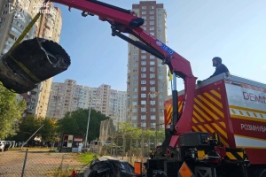 Фахівці вилучили бойову частину балістичної ракети серед будинків у Дарницькому районі Києва