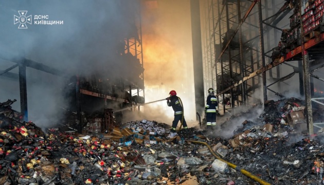 На Київщині через російські обстріли спалахнула пожежа на логістичному об’єкті