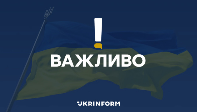 Уламки російського дрона впали у Шевченківському районі Києва, горять автівки