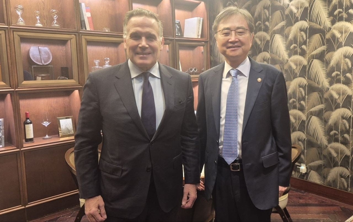 Foreign Minister Cho Hyun (R) poses with U.S. Sen. Dave McCormick during their meeting in Seoul on Oct. 8, 2026, in this photo provided by the foreign ministry. (PHOTO NOT FOR SALE) (Yonhap)