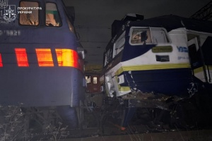 Через зіткнення поїзда з електровозом у Львові постраждали восьмеро людей