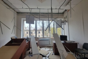 У Миколаєві через ворожу атаку пошкоджені адмінбудівлі податкової служби