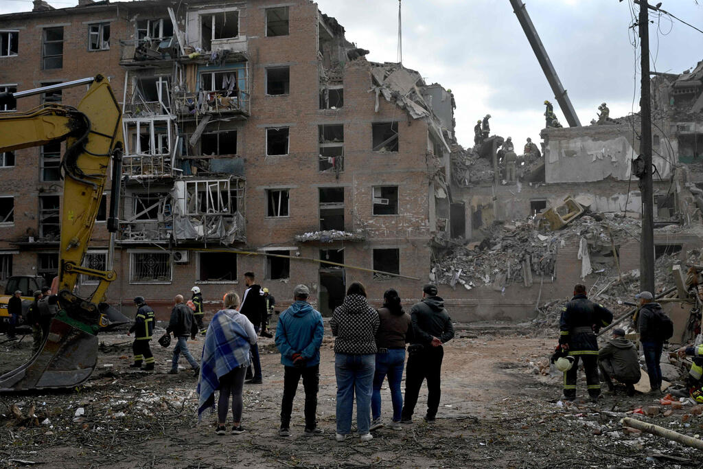 Photo: Genya Savilov / AFP תקיפה של רוסיה החריבה בניין מגורים בעיר פרילוקי ב אוקראינה