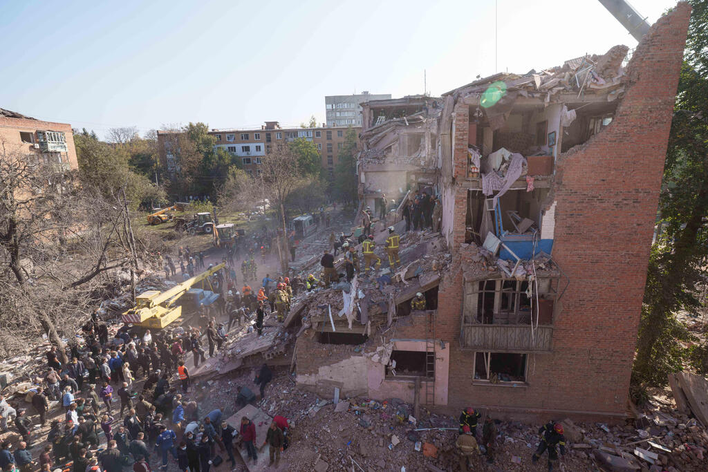 The building hit in Pryluky. The missile struck at 6 a.m., when most residents were asleep (Photo: AP Photo/Evgeniy Maloletka) תקיפה של רוסיה החריבה בניין מגורים בעיר פרילוקי ב אוקראינה