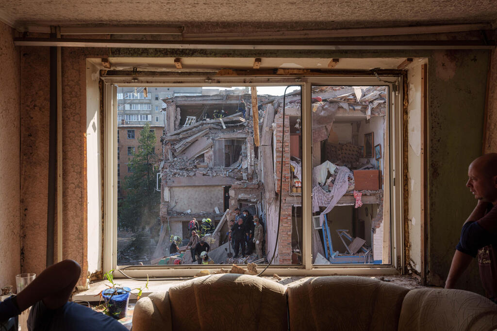 Photo: AP Photo/Evgeniy Maloletka תקיפה של רוסיה החריבה בניין מגורים בעיר פרילוקי ב אוקראינה