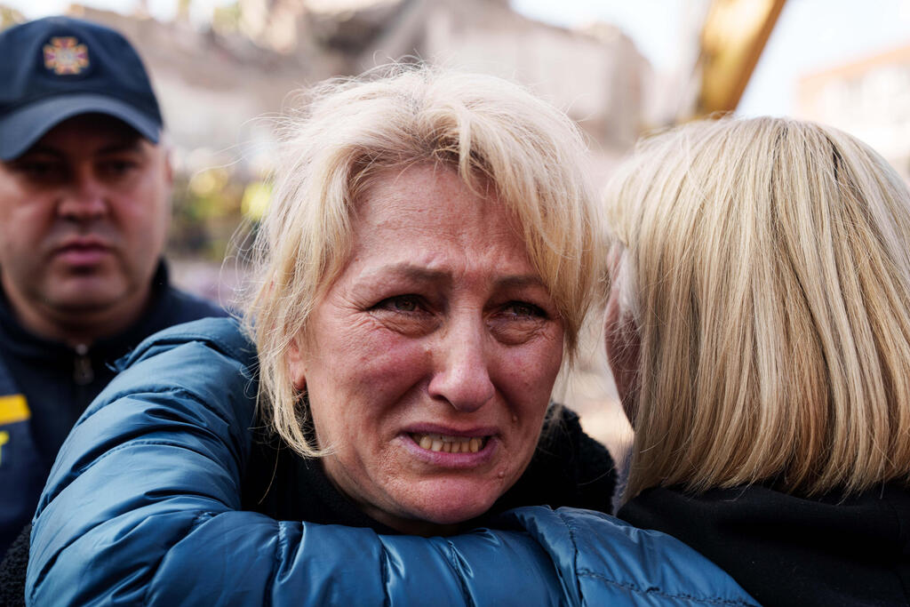 Photo: AP Photo/Evgeniy Maloletka תקיפה של רוסיה החריבה בניין מגורים בעיר פרילוקי ב אוקראינה