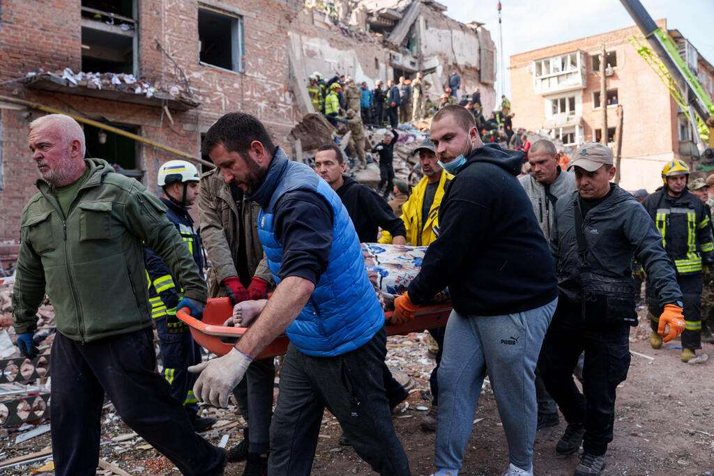 Photo: AP Photo/Evgeniy Maloletka תקיפה של רוסיה החריבה בניין מגורים בעיר פרילוקי ב אוקראינה