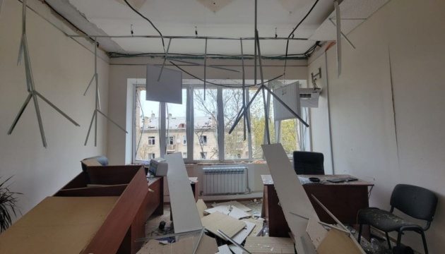 У Миколаєві через ворожу атаку пошкоджені адмінбудівлі податкової служби