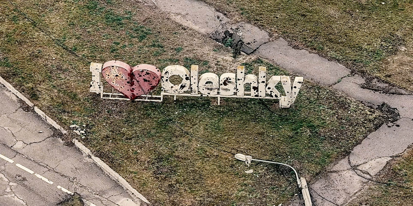 
					An "I Love Oleshky" sign pockmarked by shrapnel and bullet holes.					 					34th Separate Marine Brigade "Borysfen" / facebook.com/34obrmp				