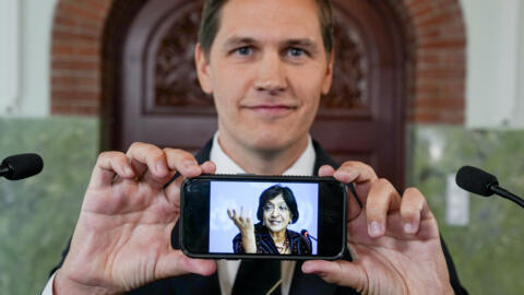 Le président du Comité Nobel, Jørgen Watne Frydnes, montrant un téléphone portable affichant une photo de Navanethem « Navi » Pillay, lauréate du prix Nobel de la paix 2026, à l'Institut Nobel d'Oslo, en Norvège, le 9 octobre 2026.