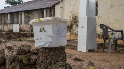 [Image d'illustration] Vue d'une urne et d'un isoloir dans un bureau de vote, lors du référendum constitutionnel organisé en Guinée-Bissau, à Bissau, le 30 août 2026.