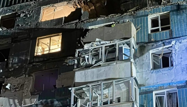 У Дніпрі російський дрон влучив у дев'ятиповерхівку, щонайменше троє людей дістали поранень