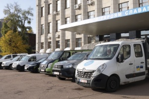 У Житомирі естонські волонтери передали для Сил оборона 13 автомобілів