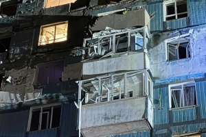 У Дніпрі російський дрон влучив у дев'ятиповерхівку, щонайменше троє людей дістали поранень