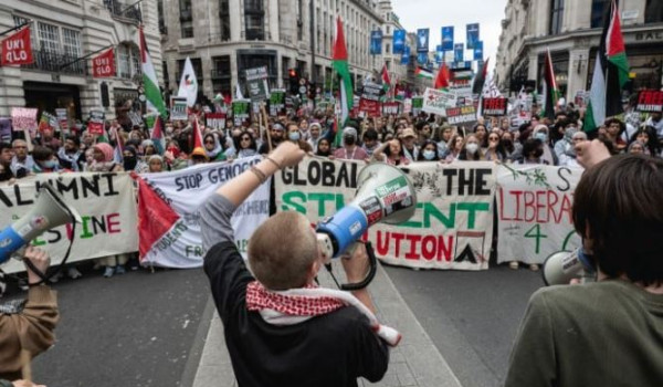 More Than 250,000 March in London in Sol...